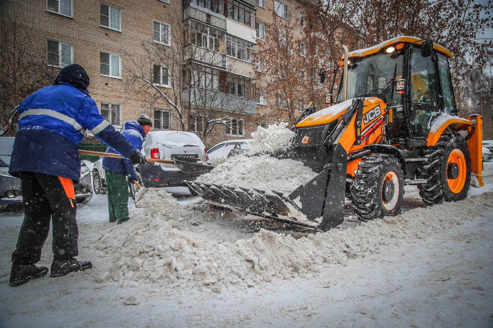 Уборка снега во дворах в Москве