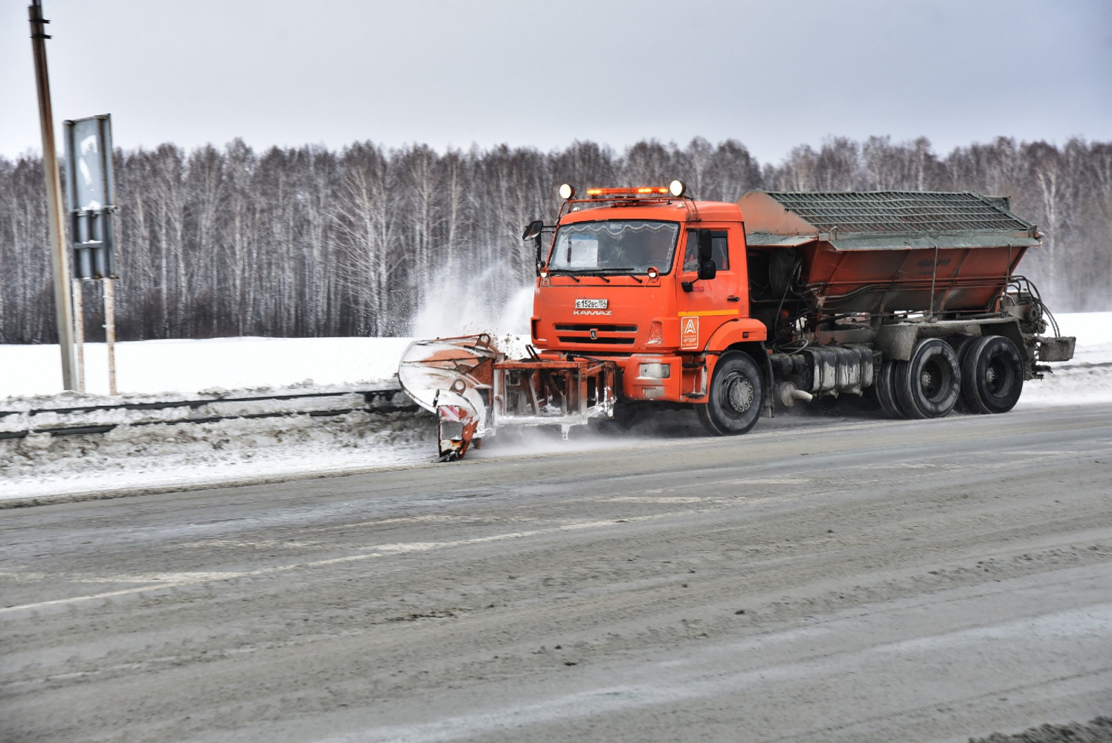 Уборка снега с дорог в Москве