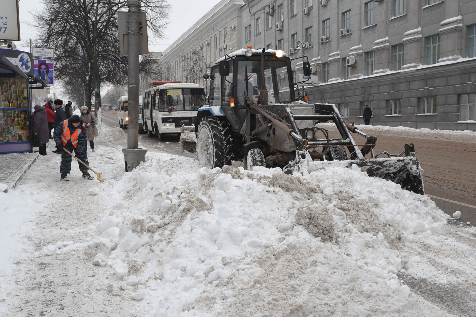 Уборка снега с тротуаров в Москве
